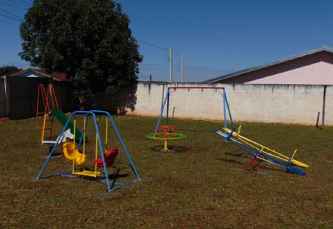 Creches municipais recebem a instalação de parques infantis.